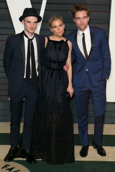 24 Febrero - Más imágenes de Rob y sus amigos en la fiesta de los Oscars de Vanity Fair!!! (22 Febrero) C2de10392578700