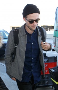 24 Febrero - Nuevas imágenes de Rob en LAX!!!! 56145f392840745