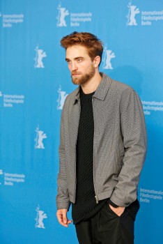 12 Marzo - Nuevas / Antiguas imágenes de Rob en la Berlinale, en HQ y UHQ!!! (Parte 1) 95d53e395435907