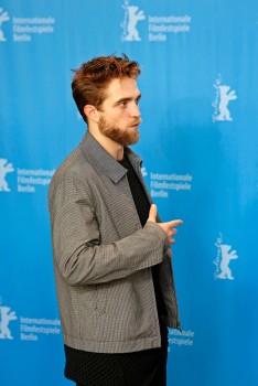 12 Marzo - Nuevas / Antiguas imágenes de Rob en la Berlinale, en HQ y UHQ!!! (Parte 1) C77f26395434888