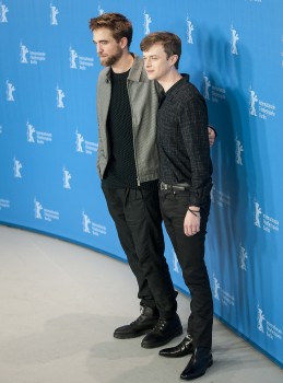 12 Marzo - Nuevas / Antiguas imágenes de Rob en la Berlinale, en HQ y UHQ!!! (Parte 1) 7b3826395449230