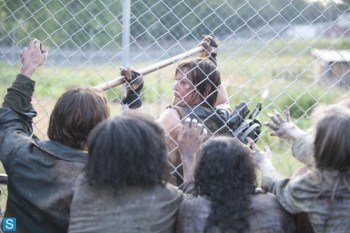 Photos promos saison 4 The Walking Dead - Page 2 A068ef298467677