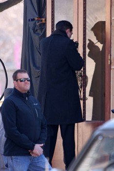 19 Febrero - Nuevas fotos de Rob y Dane Dehann llegando al set de "Life"!!! 1c31de309008458