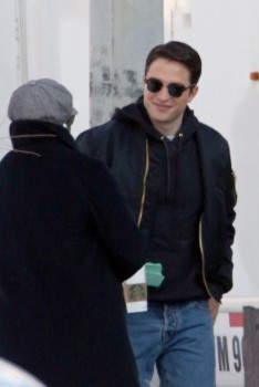 19 Febrero - Nuevas fotos de Rob y Dane Dehann llegando al set de "Life"!!! 8526dd309001241