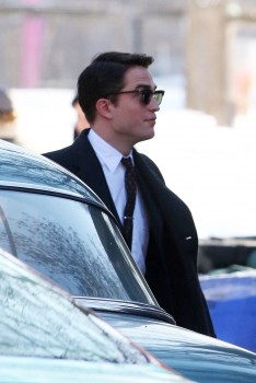 19 Febrero - Nuevas fotos de Rob y Dane Dehann llegando al set de "Life"!!! F3d5f2309008393