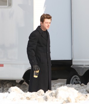 19 Febrero - Nuevas fotos de Rob y Dane Dehann llegando al set de "Life"!!! 47aaa2309032128