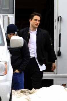 20 Febrero - Nuevas Fotos De Rob en El Set de "Life"!!! (20 Febrero 2014) 8c6f0c309287736