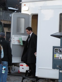 26 Febrero - Nuevas fotos fan de Rob en el set de "Life"!!! (19 Febrero) 6f5816310257402