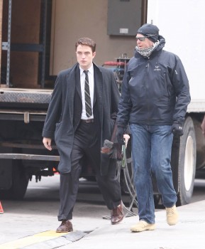 9 Marzo - Nuevas fotos de Rob llegando al set y filmando "Life"!!! (8 Marzo) 4ecf4d312977713