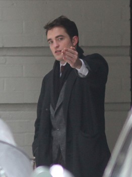 21 Marzo-NUEVAS Fotos De Rob rodando en El Set de LIFE (18/3/2014) 9053ab315626350