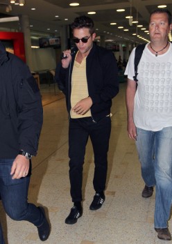 7 Junio - Nuevas imágenes de Rob llegando a Sydney!!! (4 Junio) 3bd939331056925