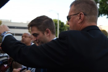 29 Junio - Más de 190 Fan Fotos de Rob de la premiere de "The Rover"!!! F5521a335009939