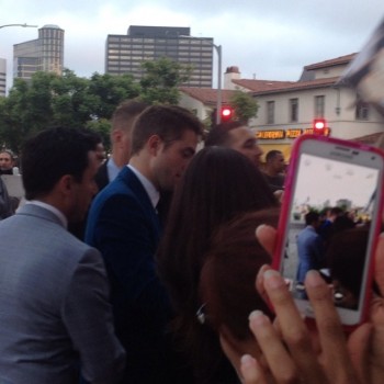 29 Junio - Más de 190 Fan Fotos de Rob de la premiere de "The Rover"!!! 8a758f335012505