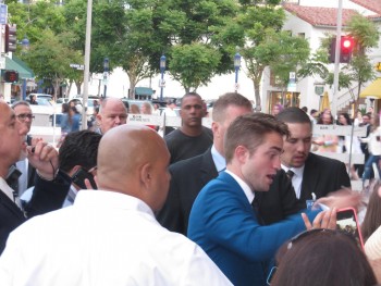 29 Junio - Más de 190 Fan Fotos de Rob de la premiere de "The Rover"!!! D5a723335011641