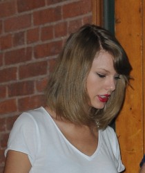 Taylor Swift - leggy, leaving her apartment in New York City 7d1ef3338618961