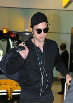 5 Agosto - Nuevas imágenes de Rob hoy, llegando a Londres!!! B8949b343262353