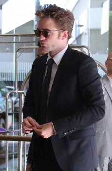 16 Agosto - Nuevas fotos HQ de Robert Pattinson llegando al HFPA Grants Banquet!!! (14 Agosto) 16b5b9345228603