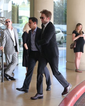 16 Agosto - Nuevas fotos HQ de Robert Pattinson llegando al HFPA Grants Banquet!!! (14 Agosto) 1d2f60345228721