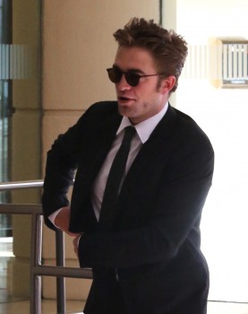 16 Agosto - Nuevas fotos HQ de Robert Pattinson llegando al HFPA Grants Banquet!!! (14 Agosto) 520f76345228623