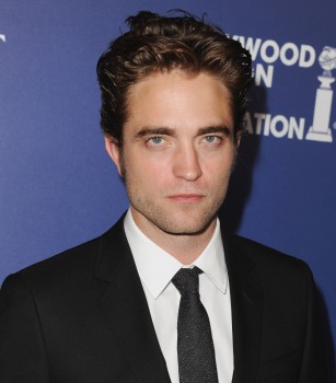 16 Agosto - Robert Pattinson at the HFPA Charity Installation Dinner in Beverly Hills, CA!!! (14 Agosto) 399d4f345369067