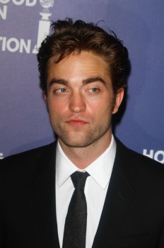 16 Agosto - Robert Pattinson at the HFPA Charity Installation Dinner in Beverly Hills, CA!!! (14 Agosto) 79cbf3345368232