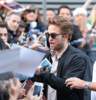 9 Septiembre - Fotos de Rob fuera de la Conferencia de prensa de MTTS en TIFF!!! 65b3d6350266506