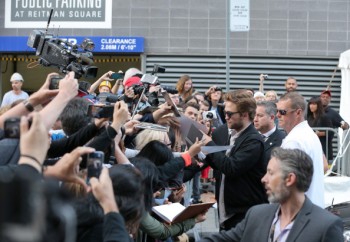 9 Septiembre - Fotos de Rob fuera de la Conferencia de prensa de MTTS en TIFF!!! F6b806350266586