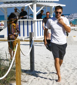 7 Diciembre - Nuevas imágenes de Rob y FKA Twigs en la playa de Miami, hoy!!! 45dcd2370286050