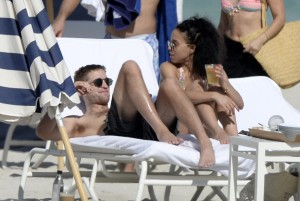 8 Diciembre - Nuevas imágenes de Rob y FKA Twigs en las playas de Miami!!!!  9379c9370585319