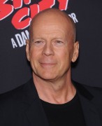 Брюс Уиллис (Bruce Willis) Sin City A Dame to Kill For Premiere, TCL Chinese Theater, 2014 - 70xHQ 5bf695381274721