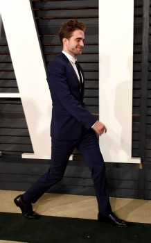 24 Febrero - Más imágenes de Rob y sus amigos en la fiesta de los Oscars de Vanity Fair!!! (22 Febrero) 3dde45392575747