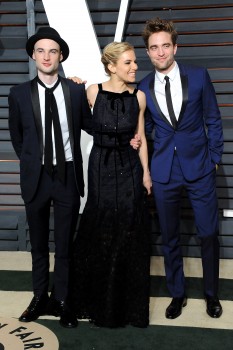 24 Febrero - Más imágenes de Rob y sus amigos en la fiesta de los Oscars de Vanity Fair!!! (22 Febrero) 3f80a1392576304