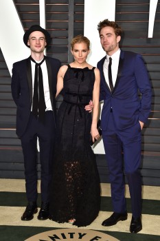 24 Febrero - Más imágenes de Rob y sus amigos en la fiesta de los Oscars de Vanity Fair!!! (22 Febrero) 4ecb1b392576818