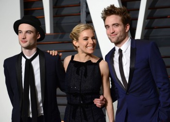 24 Febrero - Más imágenes de Rob y sus amigos en la fiesta de los Oscars de Vanity Fair!!! (22 Febrero) 58b72f392577287