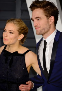 24 Febrero - Más imágenes de Rob y sus amigos en la fiesta de los Oscars de Vanity Fair!!! (22 Febrero) 700d71392573741