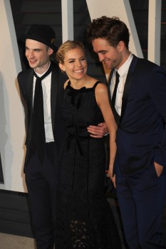 24 Febrero - Más imágenes de Rob y sus amigos en la fiesta de los Oscars de Vanity Fair!!! (22 Febrero) 7d07d0392577834