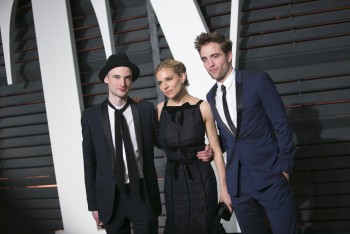 24 Febrero - Más imágenes de Rob y sus amigos en la fiesta de los Oscars de Vanity Fair!!! (22 Febrero) 915bc2392576878