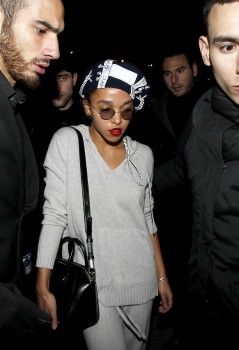 5 Marzo - Nuevas fotos y video de Rob y FKA Twigs en París, anoche!!! Accad0394990898