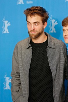 12 Marzo - Nuevas / Antiguas imágenes de Rob en la Berlinale, en HQ y UHQ!!! (Parte 1) B237c8395446226