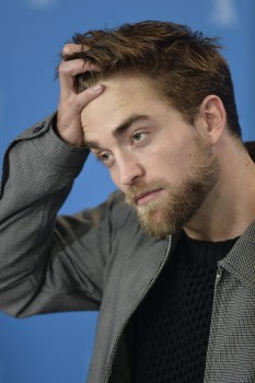 12 Marzo - Nuevas / Antiguas imágenes de Rob en la Berlinale, en HQ y UHQ!!! (Parte 1) 06c674395452036