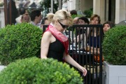 Kylie Minogue @ Shopping in Paris, France on June 25, 2008 x8 4dc511512429388
