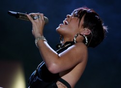 Rihanna @ Performance at MTV Mobile Bang Concert in Milan, Italy on July 15, 2008 x28 0495b5497124699