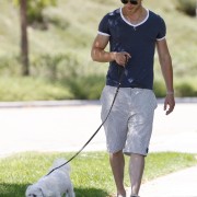 Kellan Lutz is on the move... And walks the dog! 9114f191587854