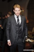 Kellan Lutz - Imagenes/Videos de Paparazzi / Estudio/ Eventos etc. - Página 18 35e511131788418