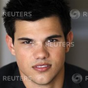 Taylor Lautner - Imagenes/Videos de Paparazzi / Estudio/ Eventos etc. - Página 31 23691f85985356