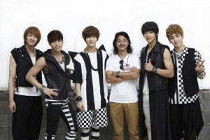 [Info] SHINee tira foto com o famoso artista chinês Michael Lau Ac7eb7200496130