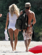 Pamela Anderson - Bikini Candids in Malibu - 25 Mag 09 78c33d36999061