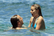 Kristen Bell - Bikini Candids - Hawaii - 18 giu 09 C31dfa39603847