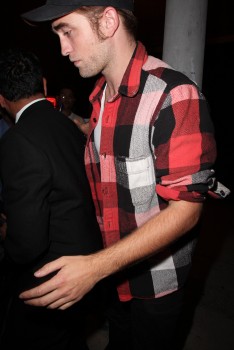 Robsten - Imagenes/Videos de Paparazzi / Estudio/ Eventos etc. - Página 8 26033e197719588