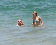 Kristen Bell - Bikini Candids - Hawaii - 18 giu 09 88b77039602874